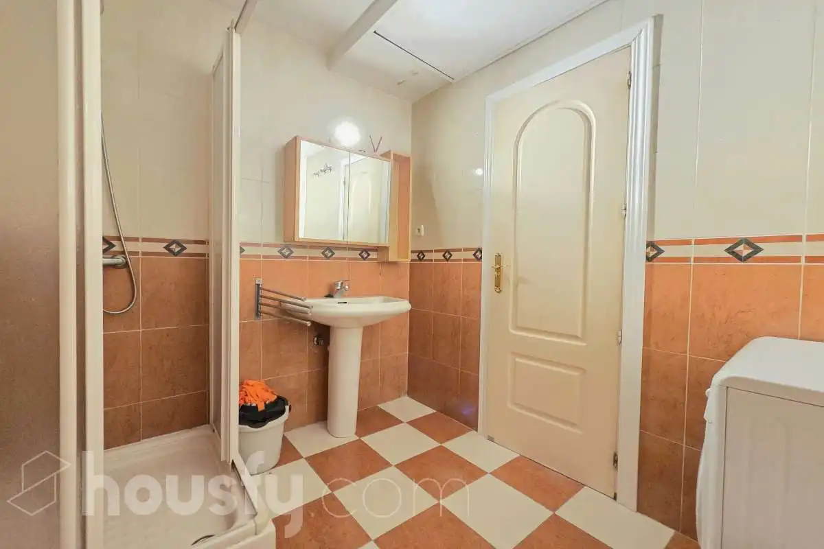 Baño de Piso de alquiler en Madrid con Aire acondicionado, Calefacción y Trastero