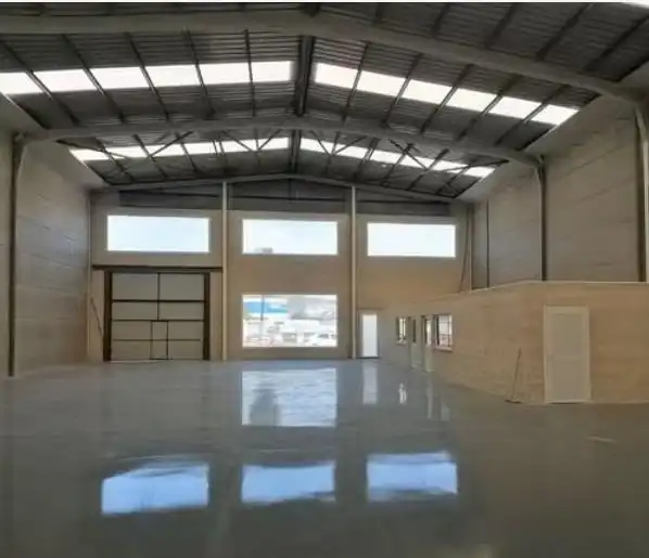 Vista exterior de Nave industrial de alquiler en Montserrat