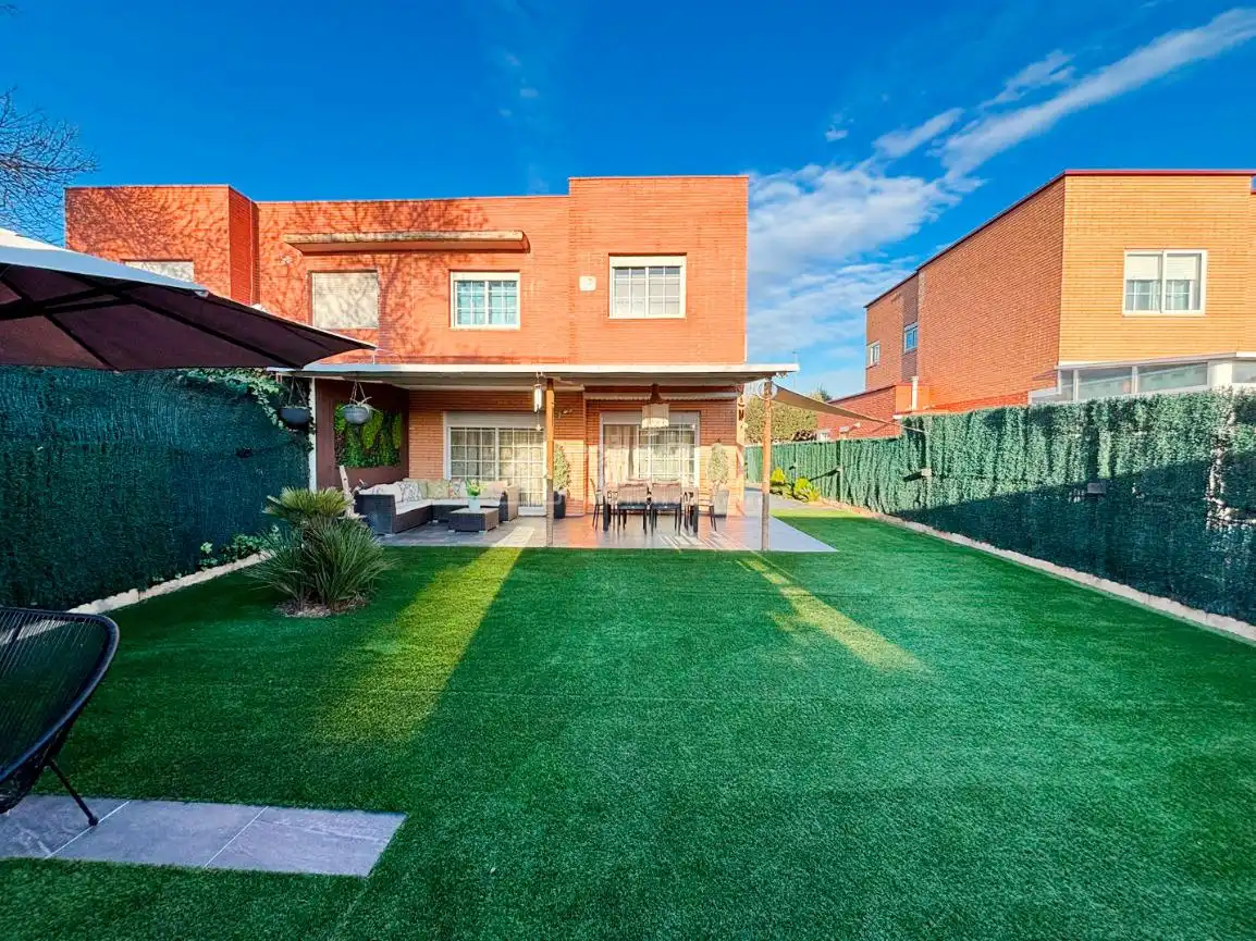 Jardín de Casa adosada en venta en Zaragoza con Aire acondicionado