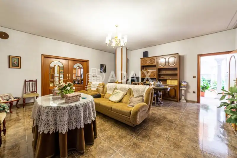 Außenansicht von Haus oder Chalet zum Verkauf in Úbeda mit Terrasse, Abstellraum und Balkon