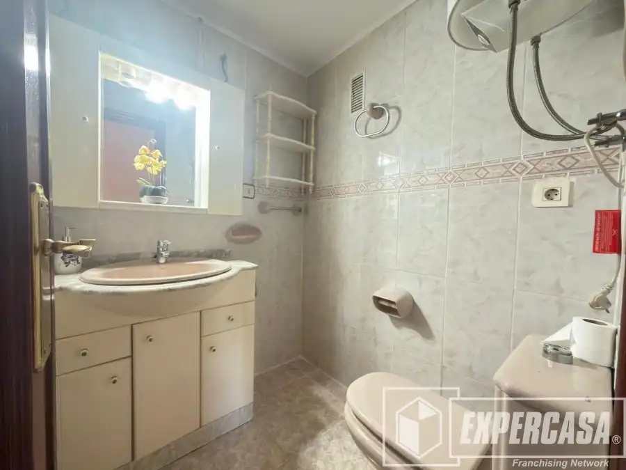 Bathroom of Flat for sale in Valencia  with Air Conditioner and Furnished