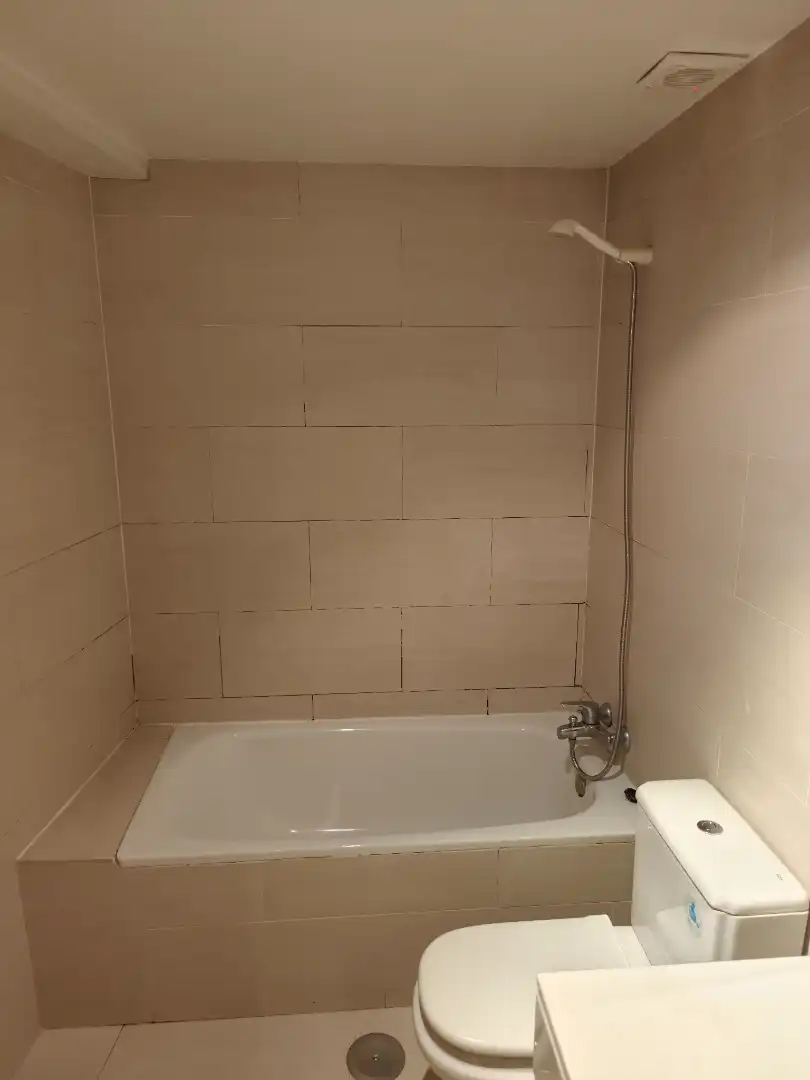 Bany de Apartament de lloguer en Madrid amb Calefacció, Balcó i Es permeten mascotes