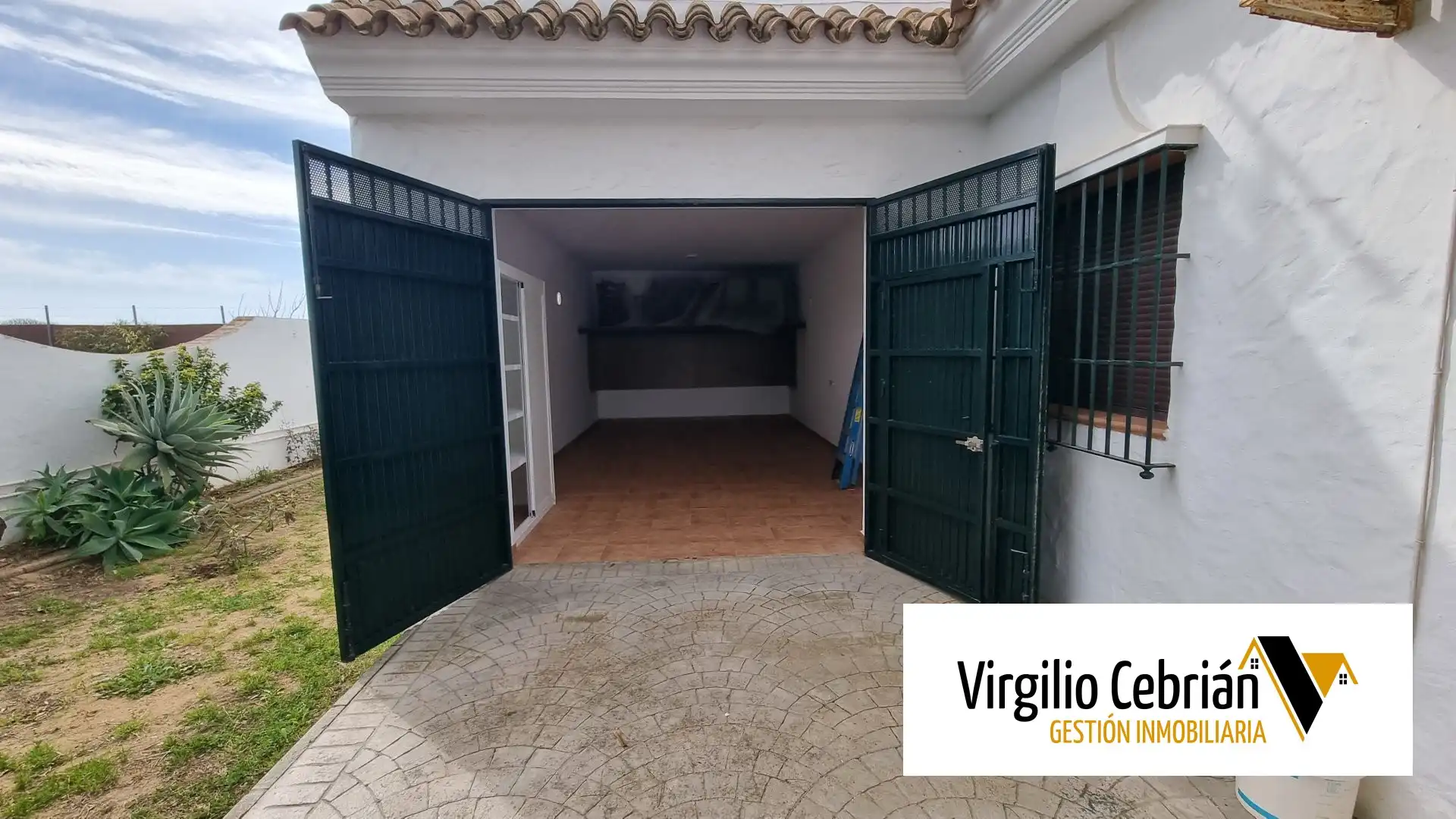 Aparcament de Casa o xalet en venda en Chipiona amb Aire condicionat, Jardí privat i Terrassa