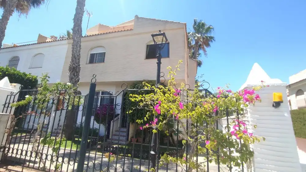 Casa bifamiliare con piscina in vendita a Avinguda del Carabasí 1, imagen 2