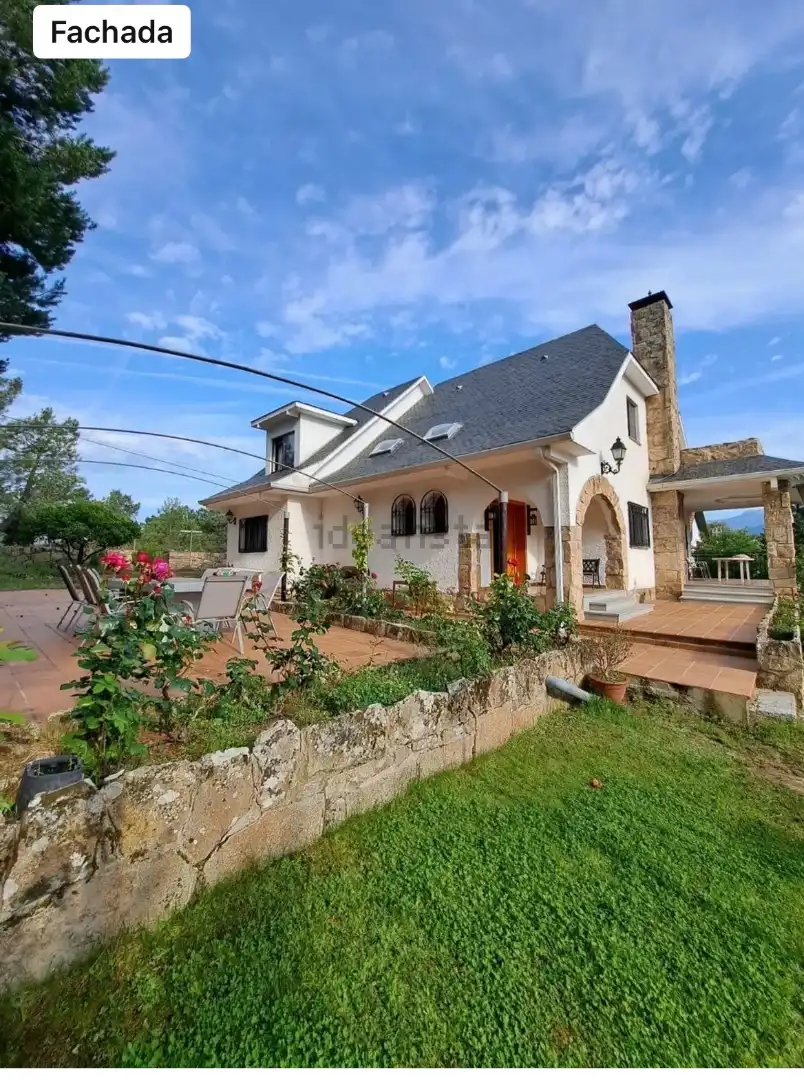 Vista exterior de Casa o xalet de lloguer en Becerril de la Sierra amb Aire condicionat, Calefacció i Jardí privat