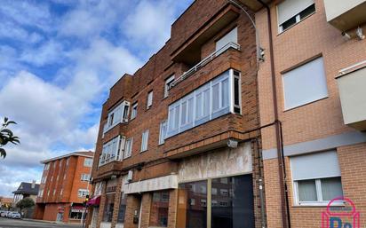 Vista exterior de Pis en venda en Valverde de la Virgen amb Calefacció, Terrassa i Traster
