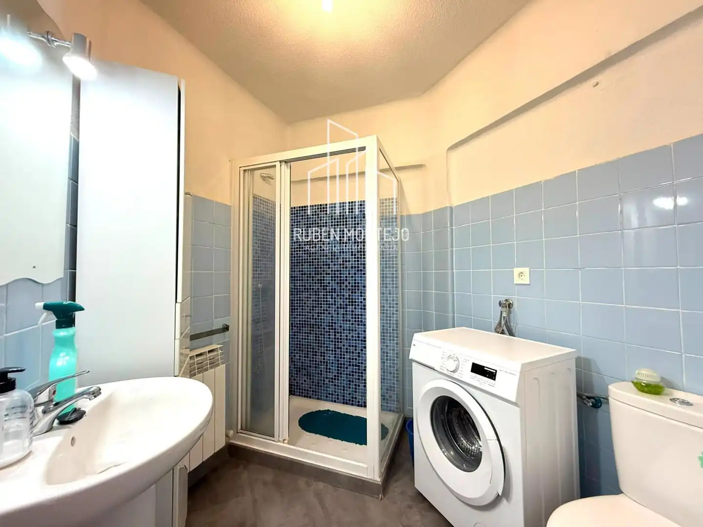 Bathroom of Flat for rent in Salamanca  with Heating, Terrace and Furnished