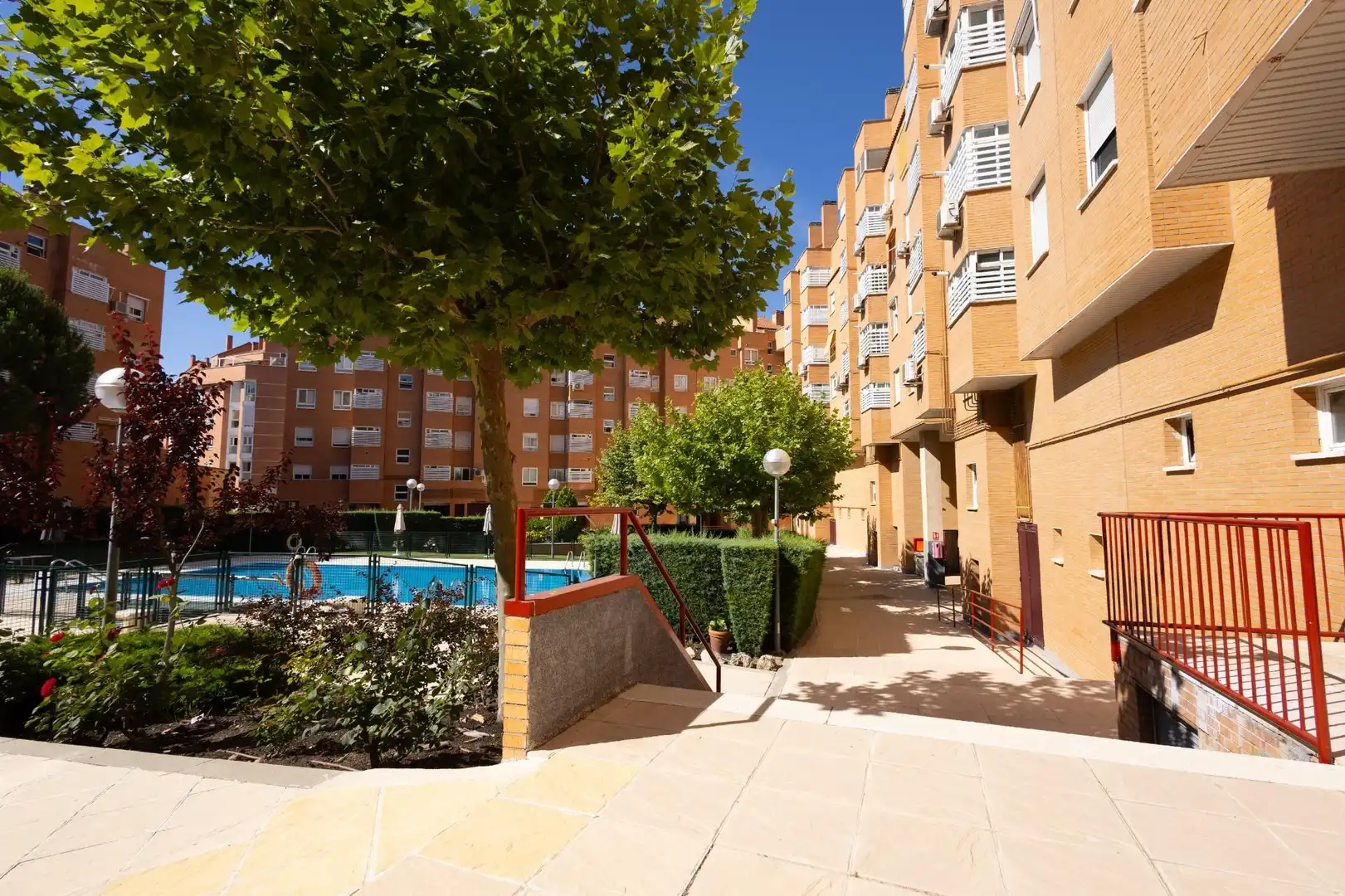 Vista exterior de Àtic en venda en Madrid amb Aire condicionat, Calefacció i Jardí privat