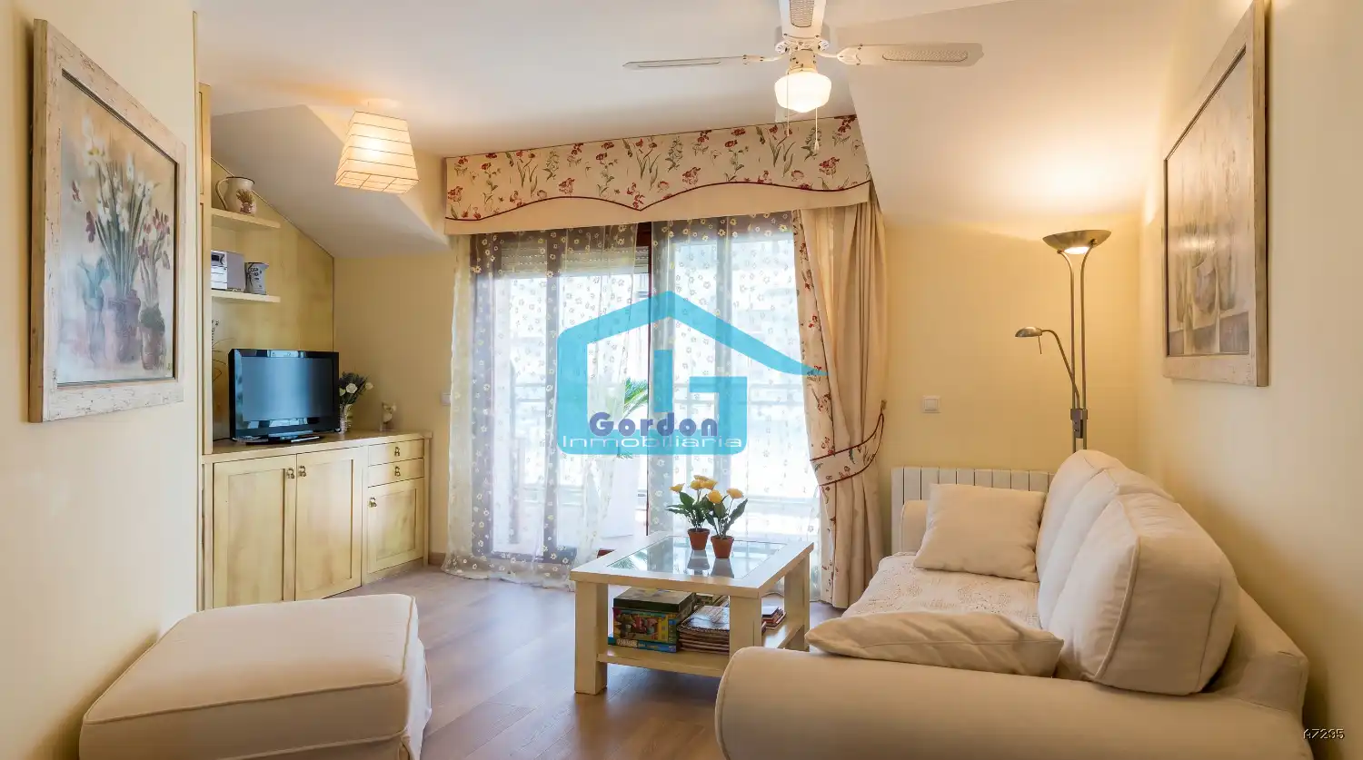 Sala d'estar de Àtic en venda en Sanxenxo amb Calefacció i Terrassa