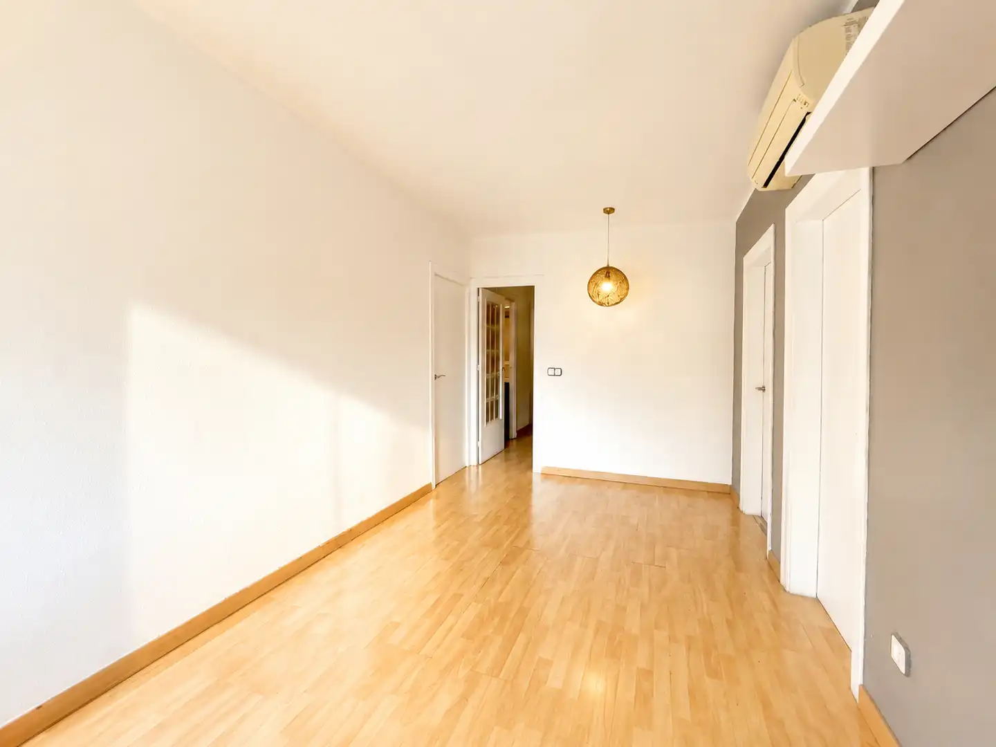 Dormitori de Pis en venda en Santa Coloma de Gramenet amb Aire condicionat, Parquet i Balcó