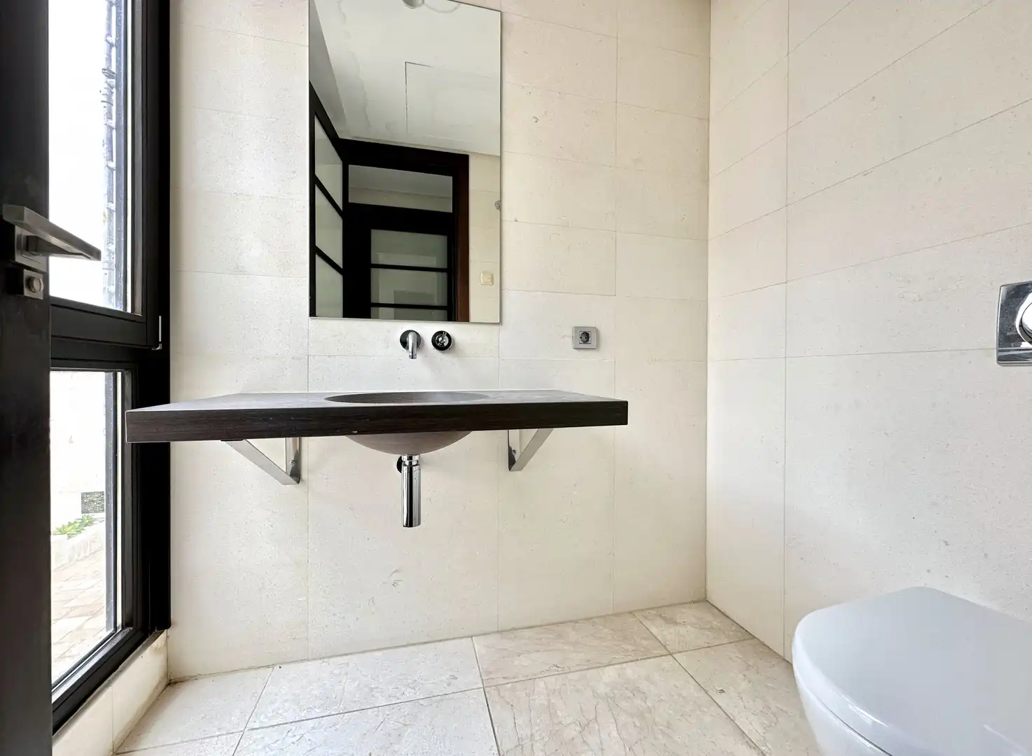 Badezimmer von Maisonette zum Verkauf in Sotogrande mit Klimaanlage, Privatgarten und Terrasse