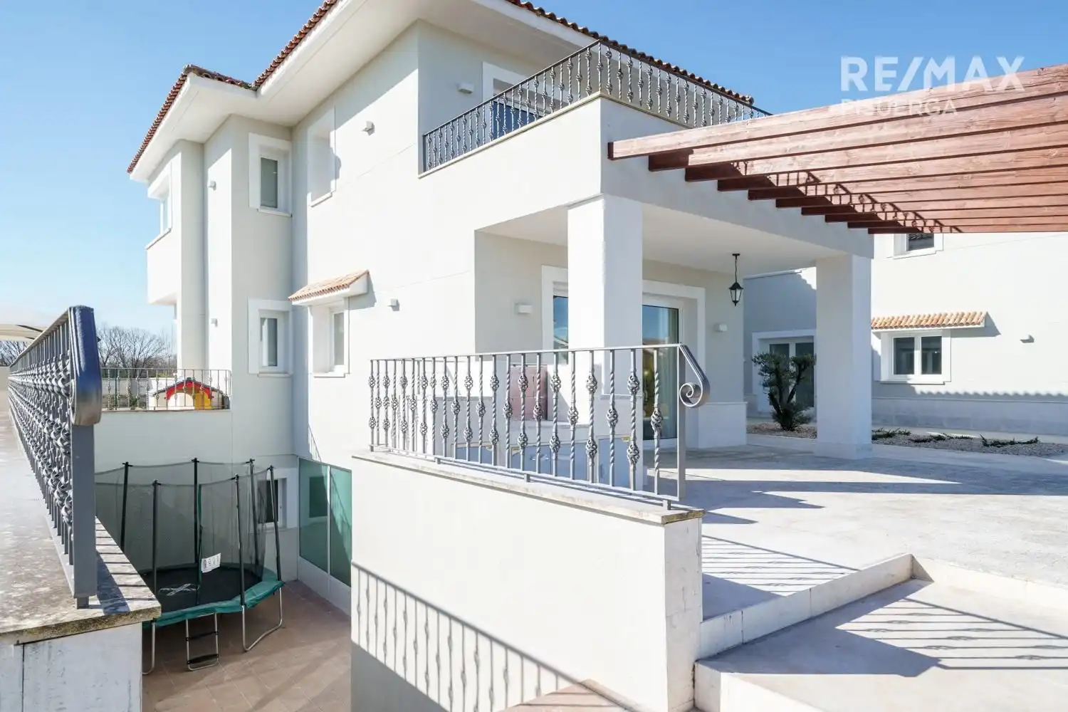 Vista exterior de Casa o xalet en venda en Laguna de Duero amb Calefacció, Jardí privat i Terrassa