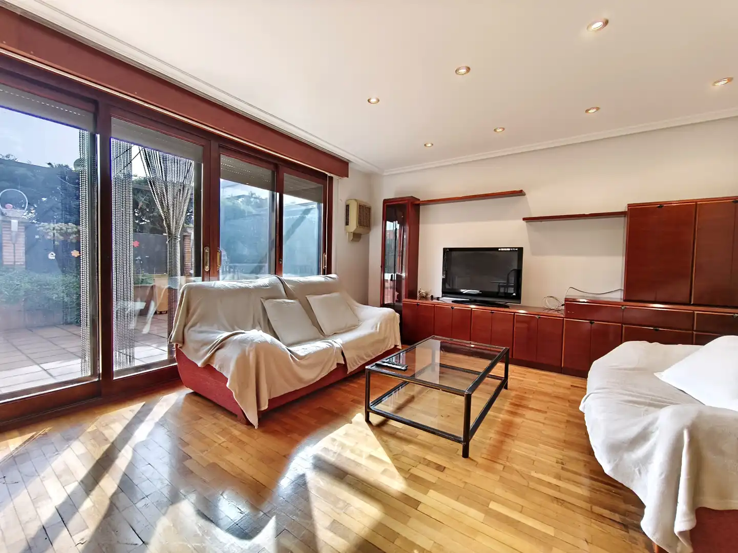Sala d'estar de Casa o xalet en venda en  Logroño amb Calefacció, Jardí privat i Parquet
