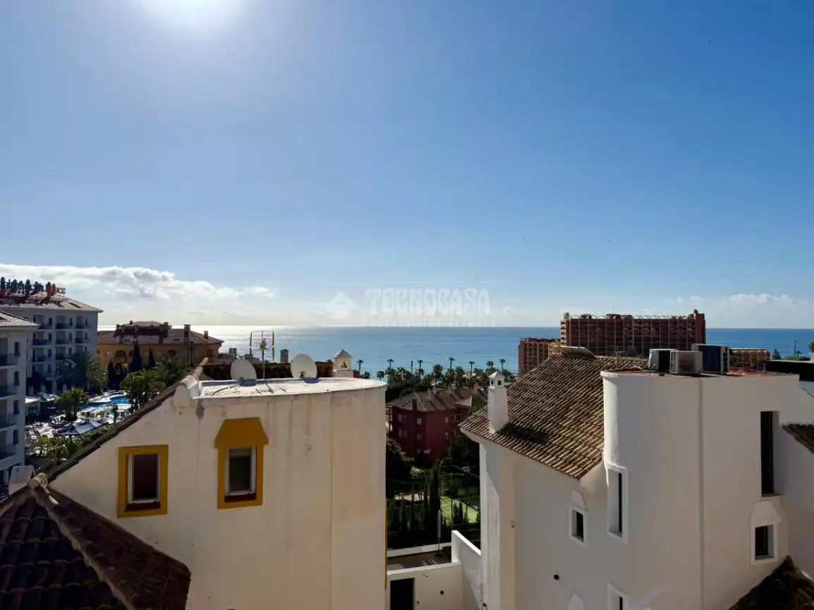 Vista exterior de Casa o xalet en venda en Benalmádena amb Aire condicionat, Jardí privat i Terrassa