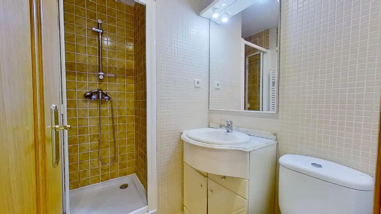 Bathroom of Flat for sale in Madrid  with Air Conditioner, Heating and Furnished
