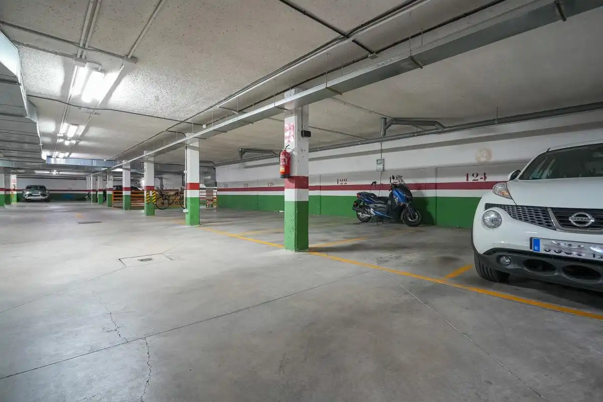 Parking of Flat for rent in Madrid  with Air Conditioner, Heating and Terrace