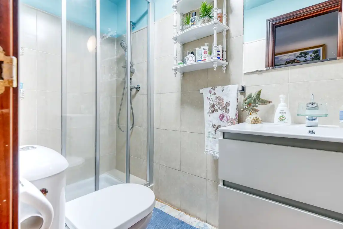 Baño de Casa adosada en venta en A Coruña Capital  con Calefacción, Jardín privado y Parquet