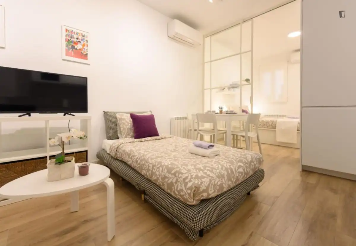 Dormitori de Apartament de lloguer en Madrid amb Aire condicionat, Calefacció i Moblat