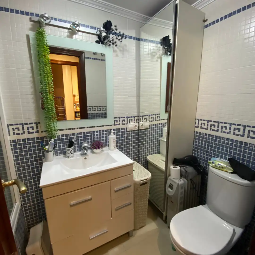 Baño de Casa adosada en venta en Dos Hermanas con Aire acondicionado, Parquet y Trastero