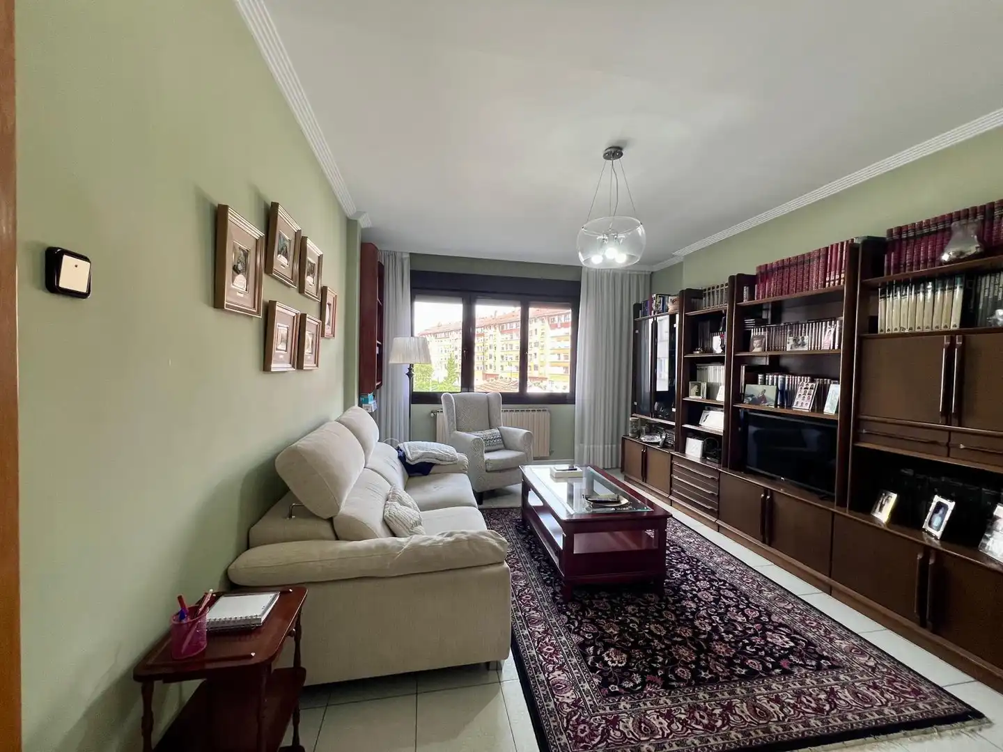 Sala d'estar de Casa o xalet en venda en Oviedo  amb Calefacció i Traster