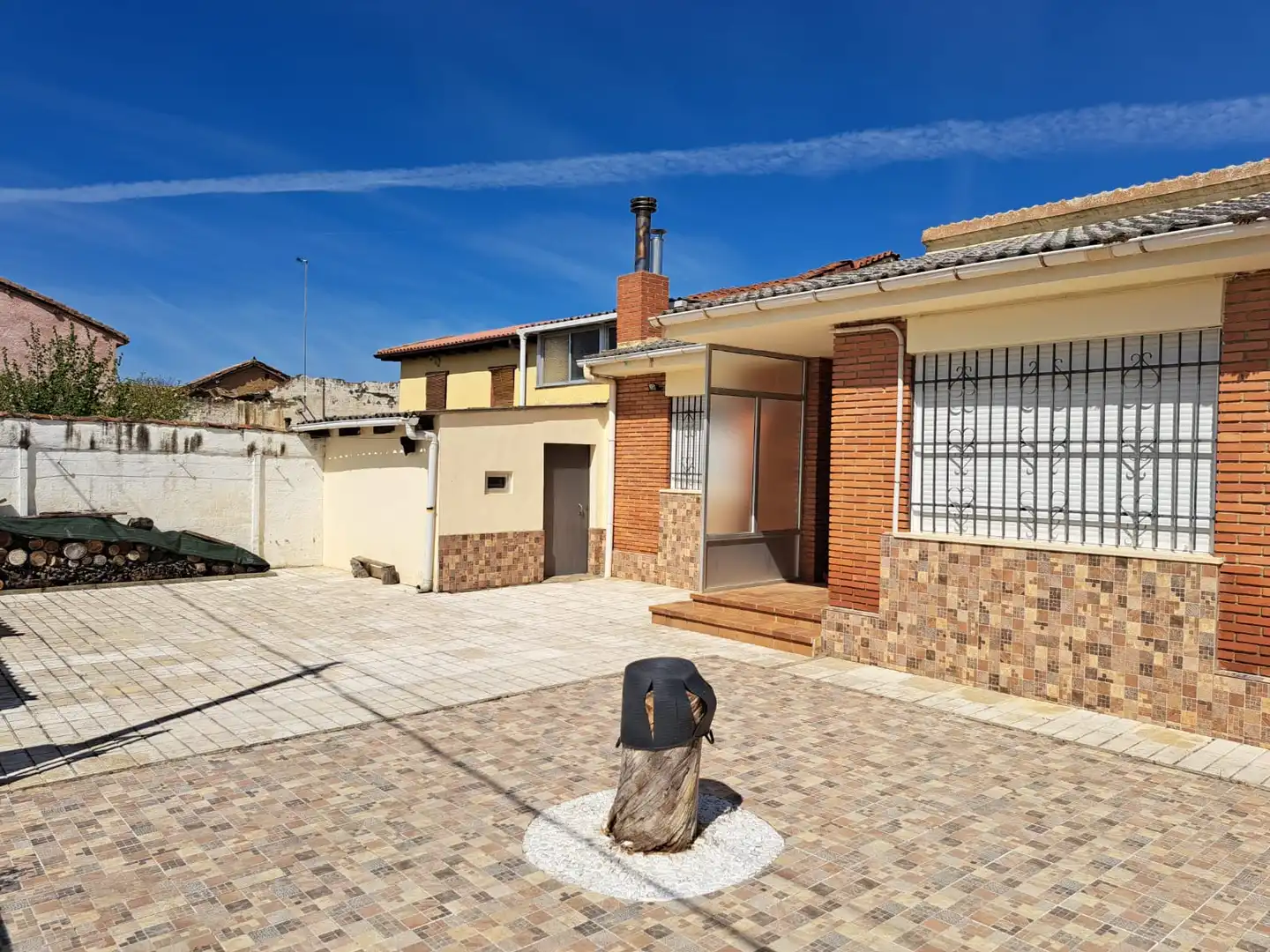 Vista exterior de Casa o chalet en venta en Villasabariego con Calefacción, Parquet y Amueblado