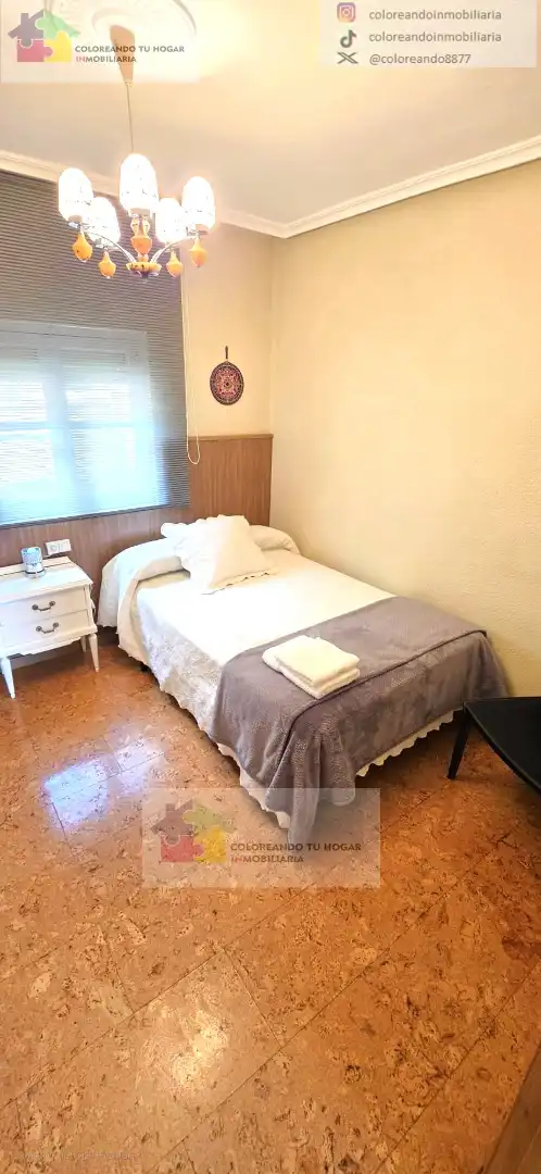 Dormitori de Casa o xalet en venda en La Pola de Gordón  amb Calefacció, Jardí privat i Parquet