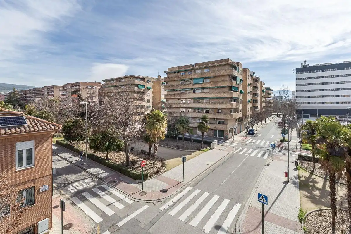 Vista exterior de Casa adosada en venta en Granada con Calefacción, Jardín privado y Terraza