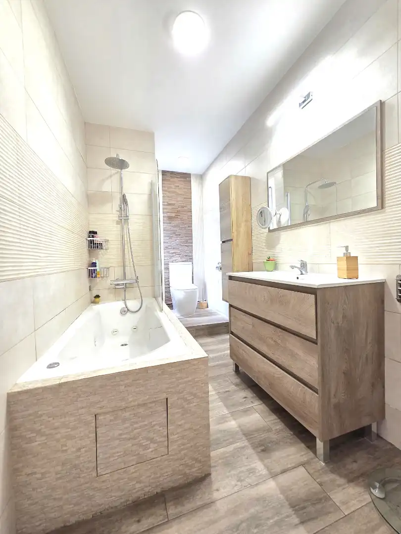 Badezimmer von Maisonette zum Verkauf in Cerdanyola del Vallès mit Klimaanlage, Heizung und Parkett