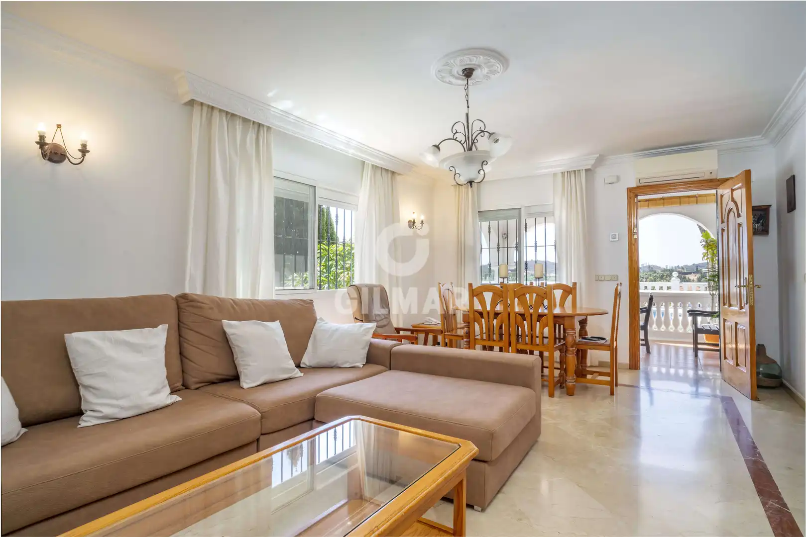 Sala d'estar de Casa o xalet en venda en Estepona amb Jardí privat i Piscina