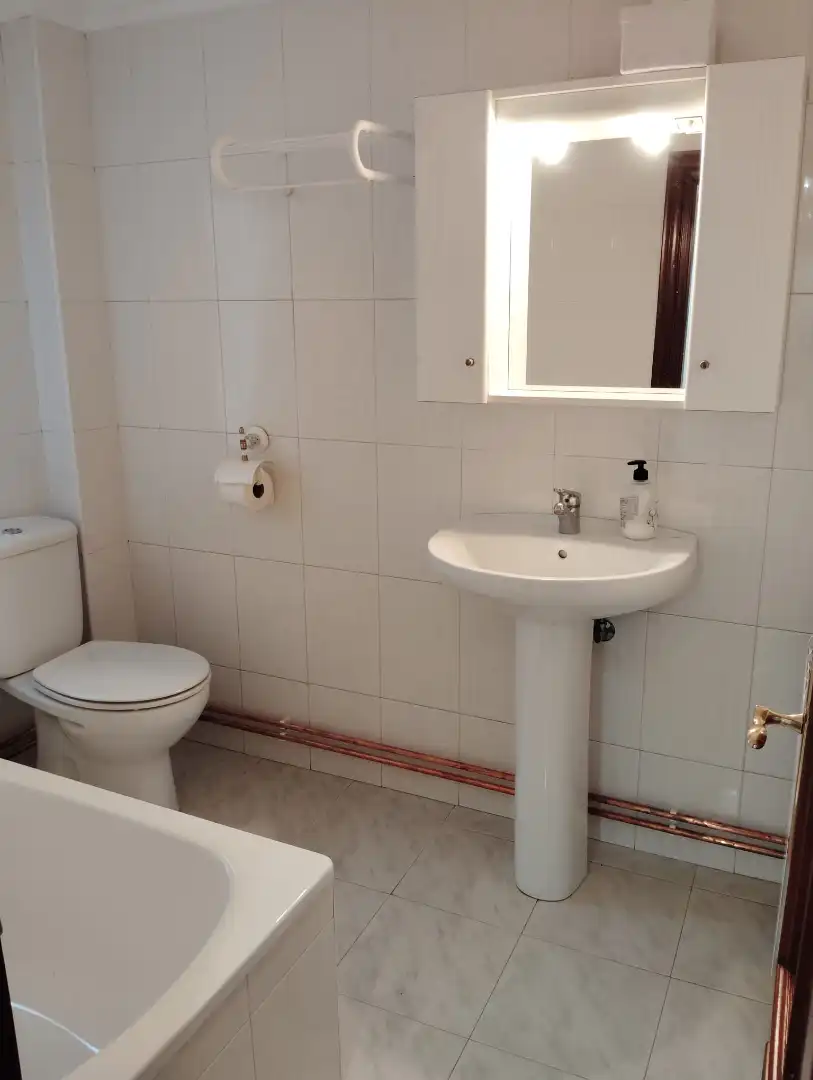 Baño de Piso de alquiler en Oviedo  con Calefacción y Amueblado