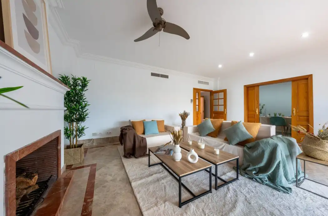 Sala d'estar de Casa adosada en venda en Marbella amb Aire condicionat, Jardí privat i Terrassa