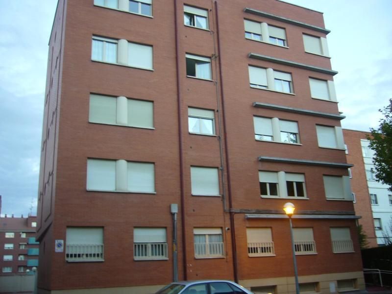 Vista exterior de Garatge en venda en  Logroño