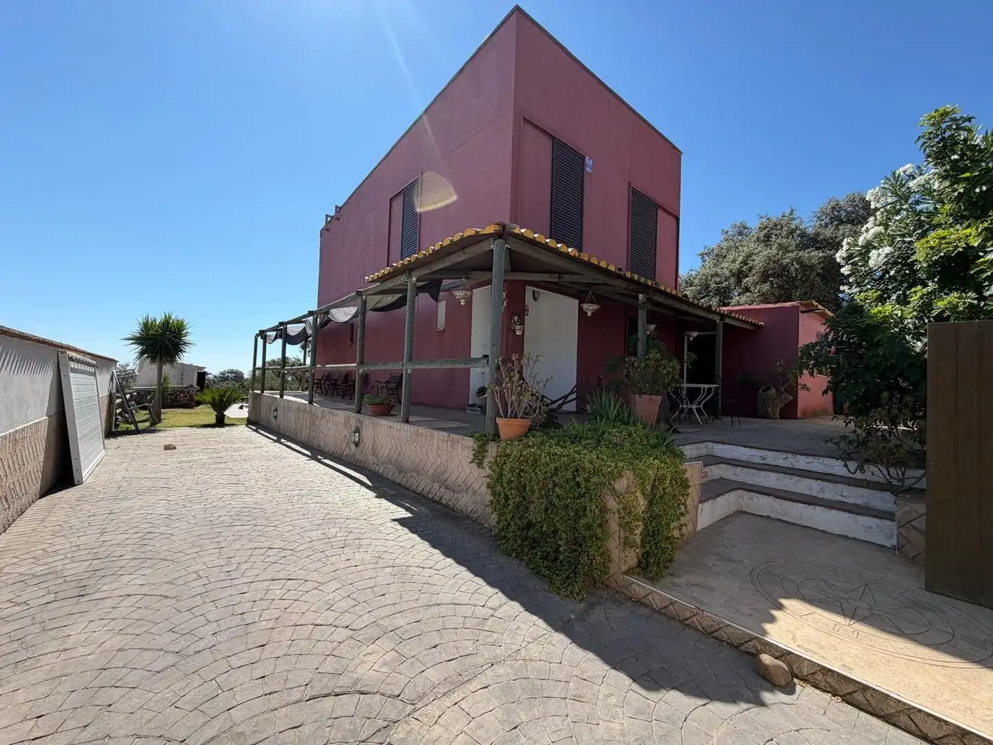 Vista exterior de Casa o xalet en venda en El Castillo de las Guardas amb Jardí privat i Piscina comunitària