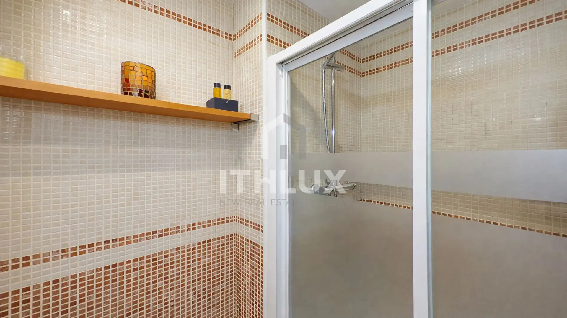 Bathroom of Flat for sale in Sevilla  with Air Conditioner and Terrace