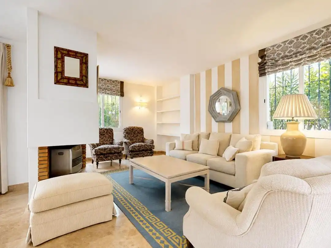 Sala d'estar de Casa o xalet en venda en Marbella amb Aire condicionat, Calefacció i Jardí privat
