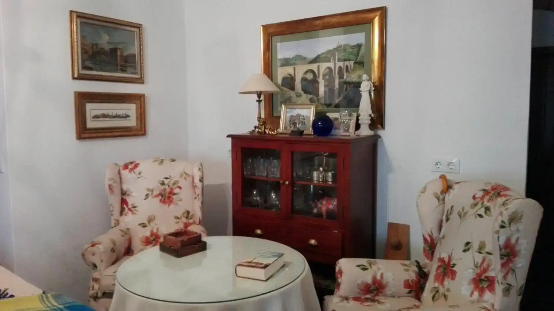Sala d'estar de Casa adosada en venda en Alcántara amb Aire condicionat, Moblat i Forn
