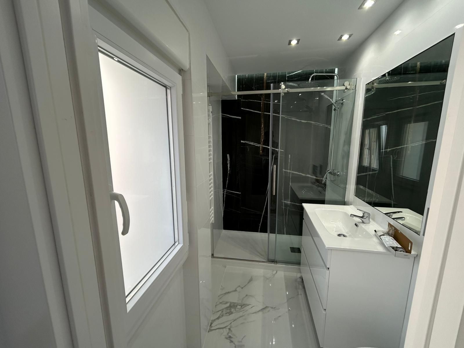 Bathroom of Flat for sale in Salamanca Capital  with Heating and Balcony