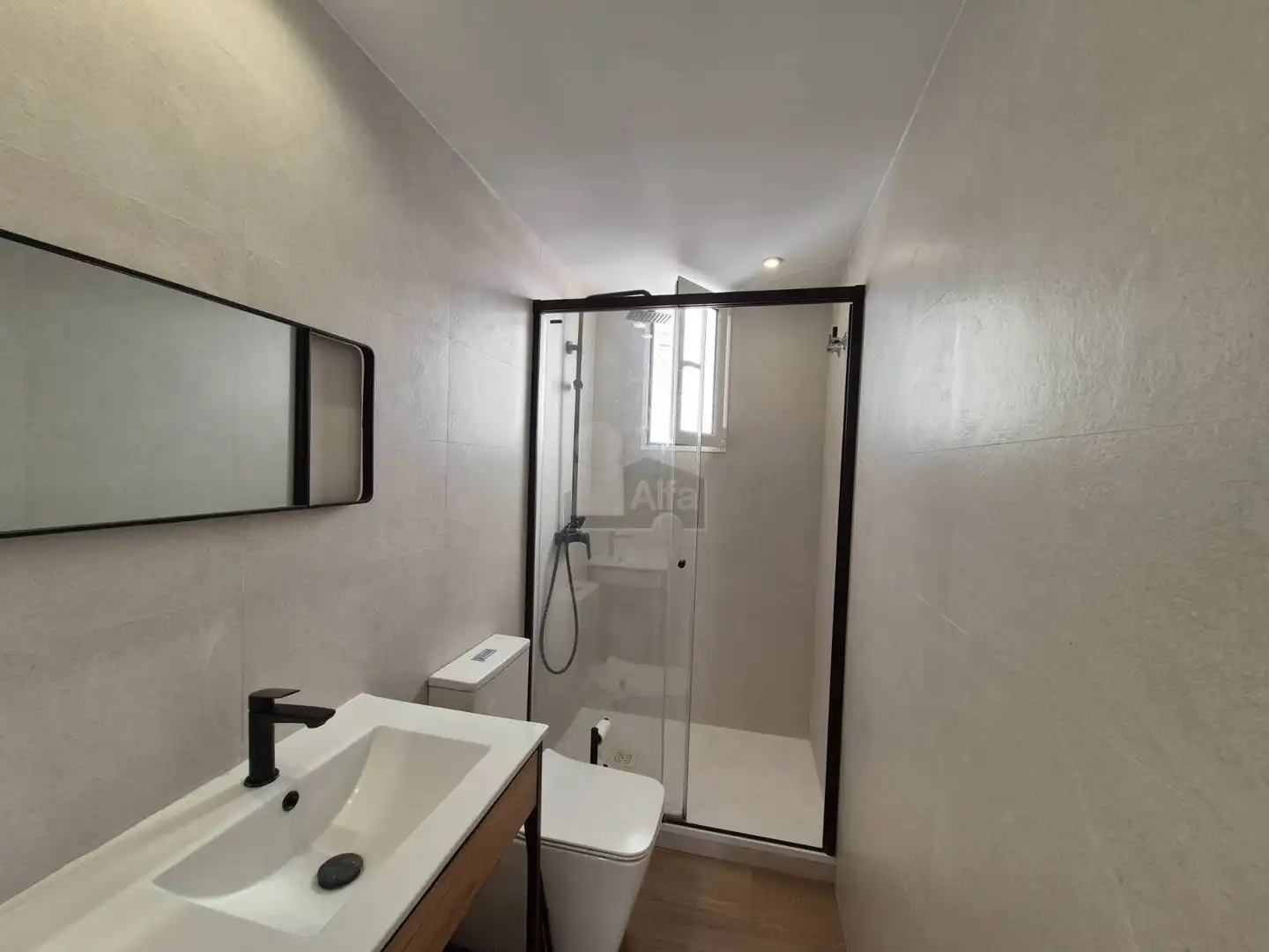 Bathroom of Attic for rent in Valencia  with Air Conditioner, Parquet flooring and Terrace
