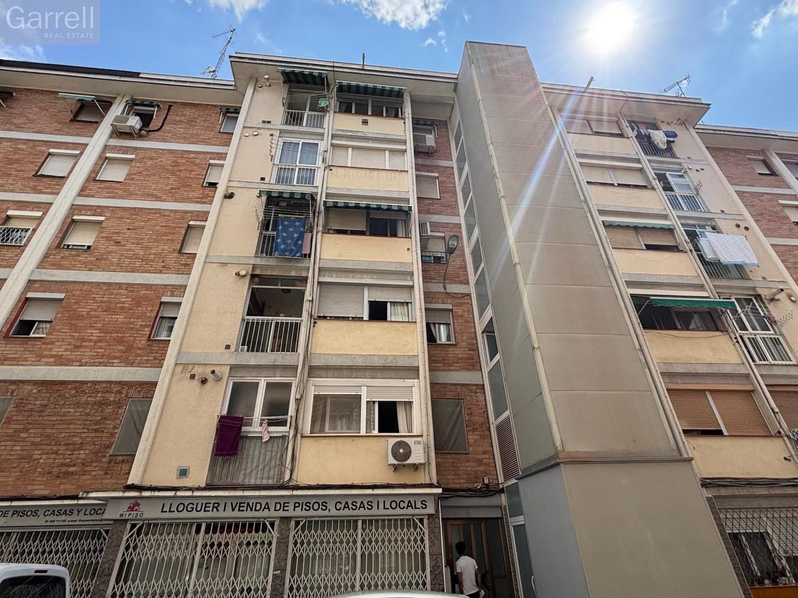 Vista exterior de Piso en venta en Cornellà de Llobregat