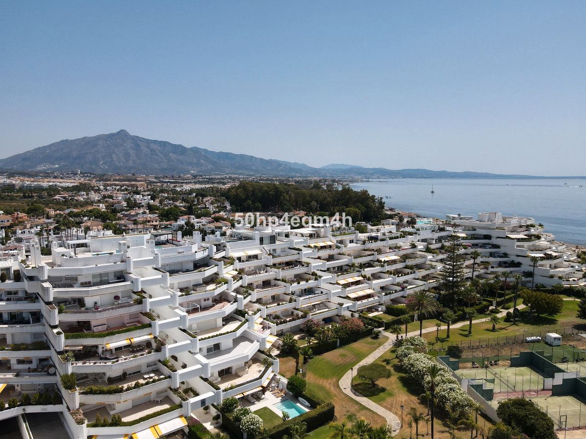 Vista exterior de Pis en venda en Marbella amb Aire condicionat, Terrassa i Traster
