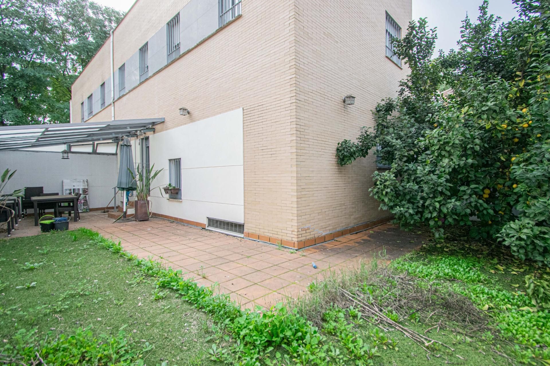 Exterior view of Single-family semi-detached for sale in  Sevilla Capital  with Air Conditioner, Heating and Private garden