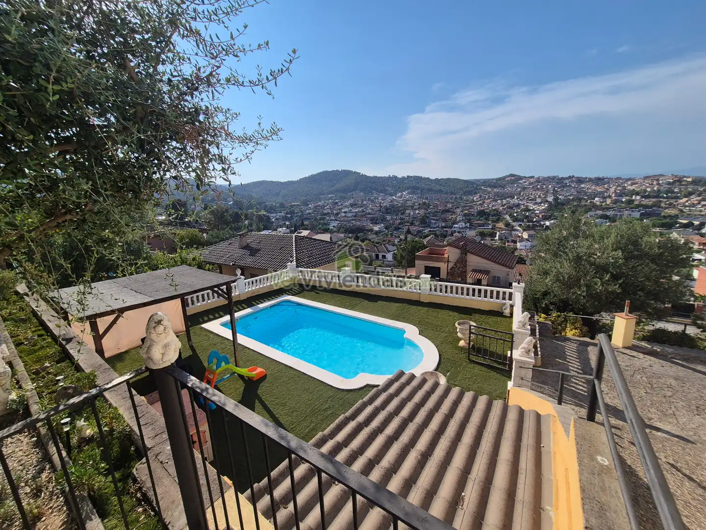 Vista exterior de Casa o xalet en venda en Sant Vicenç Dels Horts amb Aire condicionat, Calefacció i Jardí privat