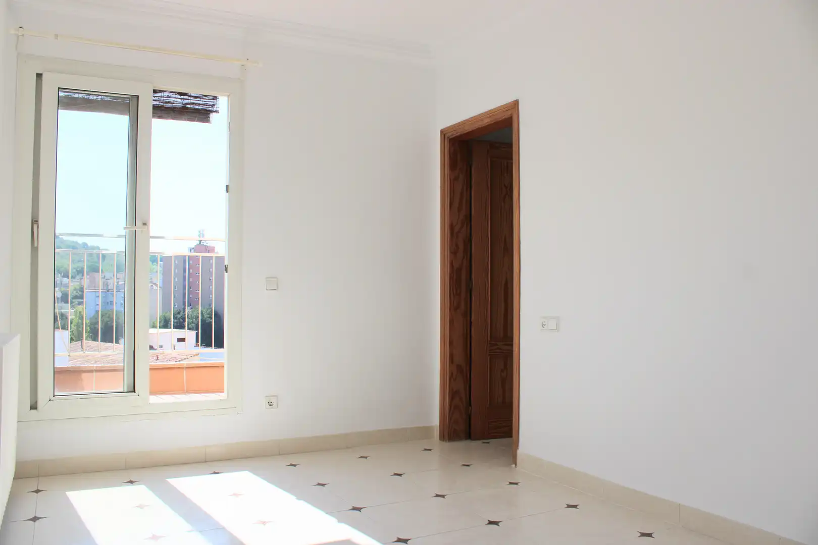 Schlafzimmer von Dachboden zur Miete in Girona mit Heizung, Terrasse und Balkon