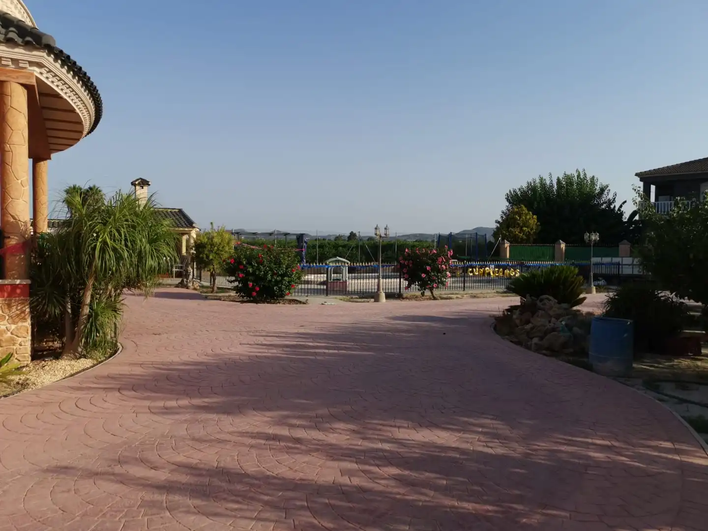 Vista exterior de Casa o xalet en venda en Orihuela amb Jardí privat i Moblat