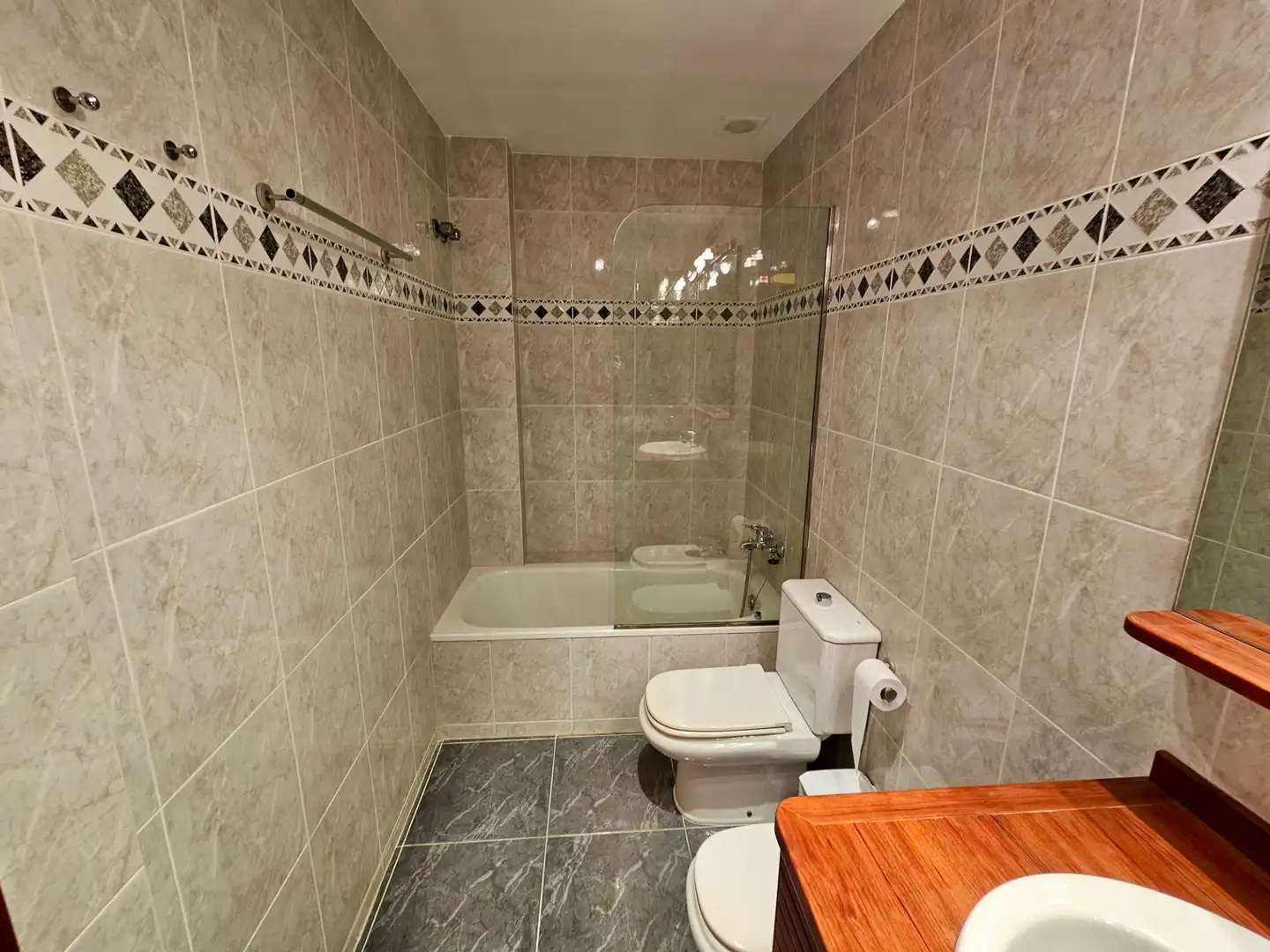 Baño de Dúplex de alquiler en Sant Just Desvern con Aire acondicionado, Calefacción y Jardín privado