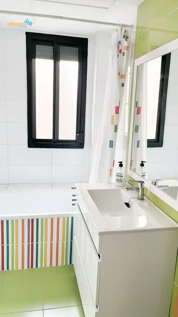 Bany de Casa adosada en venda en Cáceres amb Calefacció, Terrassa i Traster