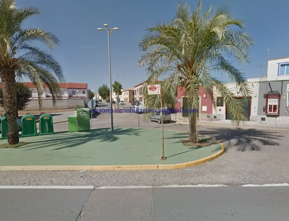 Parkplatz von Einfamilien-Reihenhaus zum Verkauf in Cantillana mit Balkon