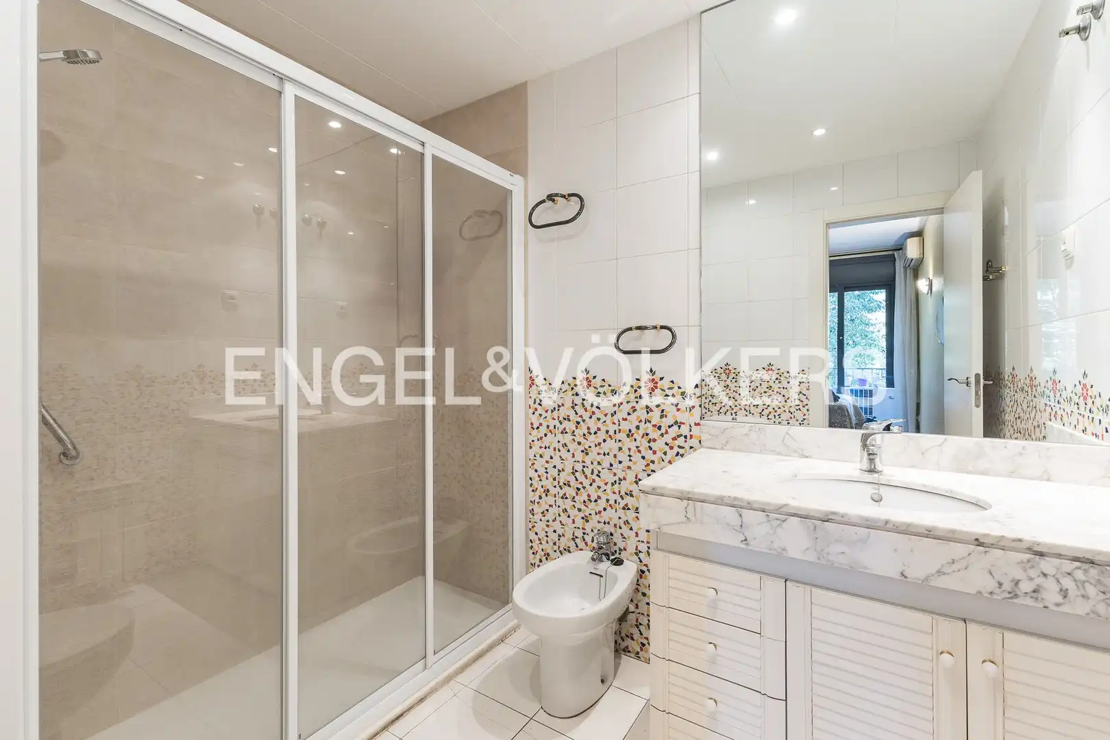 Bathroom of Flat for rent in Esplugues de Llobregat  with Air Conditioner, Heating and Parquet flooring