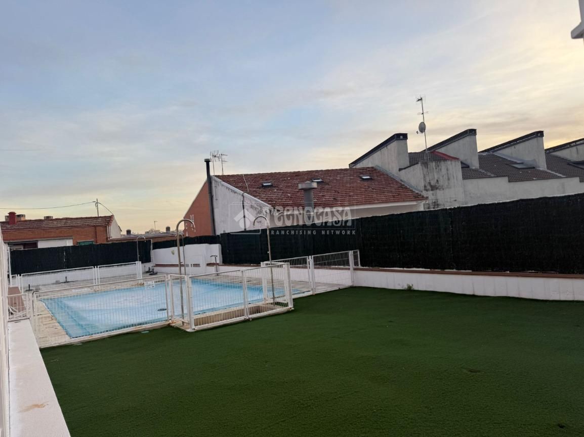 Piscina de Piso en venta en  Madrid Capital con Calefacción