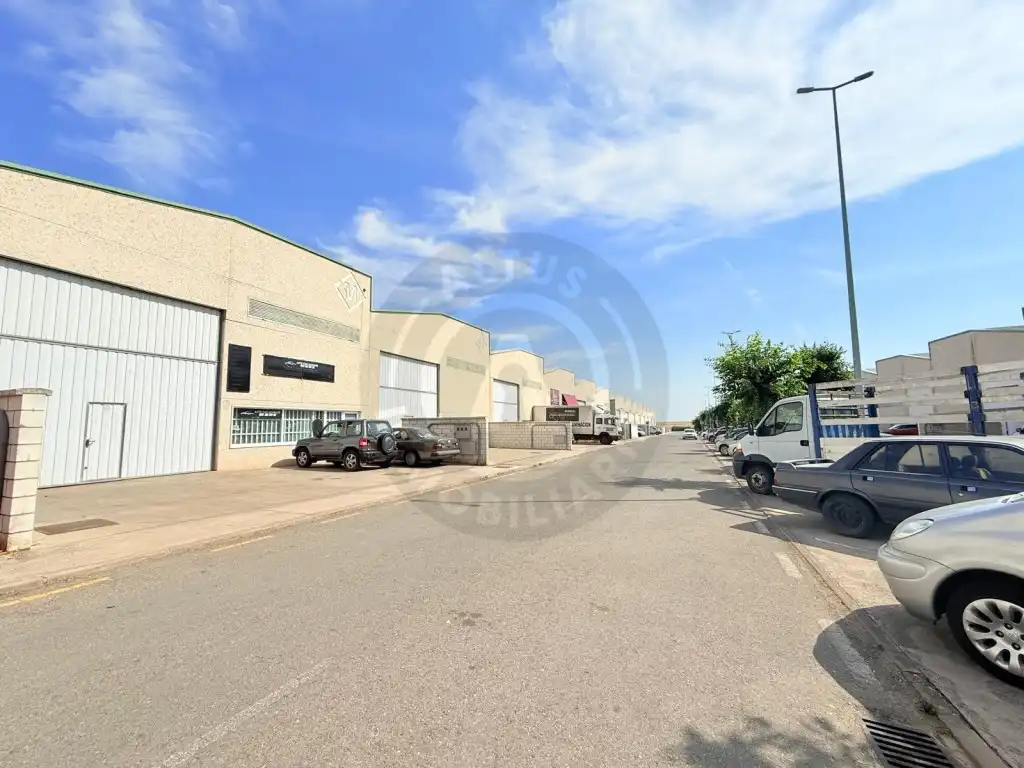 Außenansicht von Fabrikhallen zum Verkauf in Cáceres